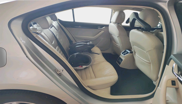 2016 Skoda Octavia STYLE PLUS AT 1.8 TSI, Petrol, Automatic, 1,21,804 km, interior