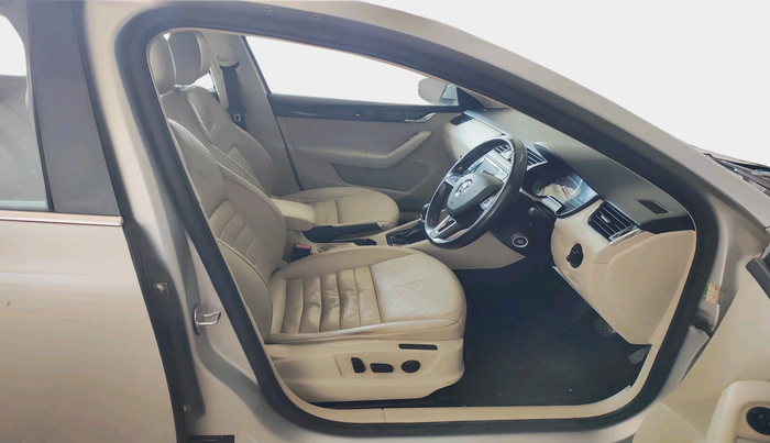 2016 Skoda Octavia STYLE PLUS AT 1.8 TSI, Petrol, Automatic, 1,21,804 km, interior