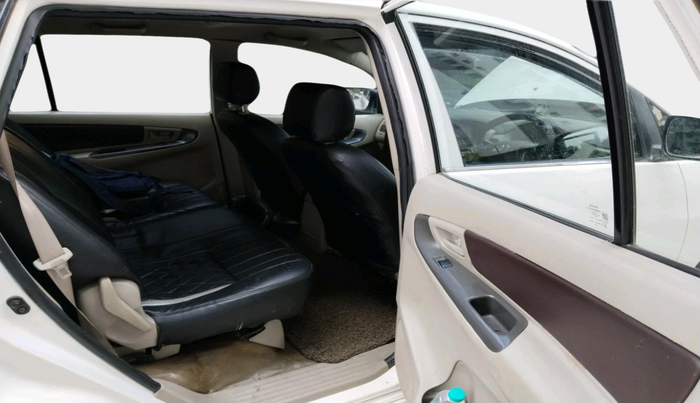 2014 Toyota Innova 2.5 GX 8 STR, Diesel, Manual, 1,64,692 km, interior