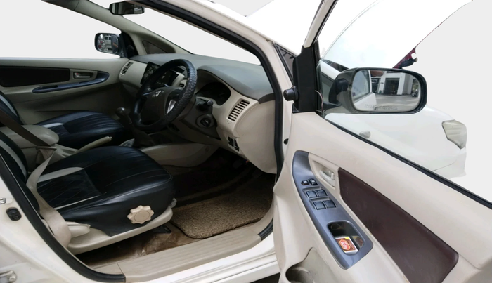 2014 Toyota Innova 2.5 GX 8 STR, Diesel, Manual, 1,64,692 km, interior