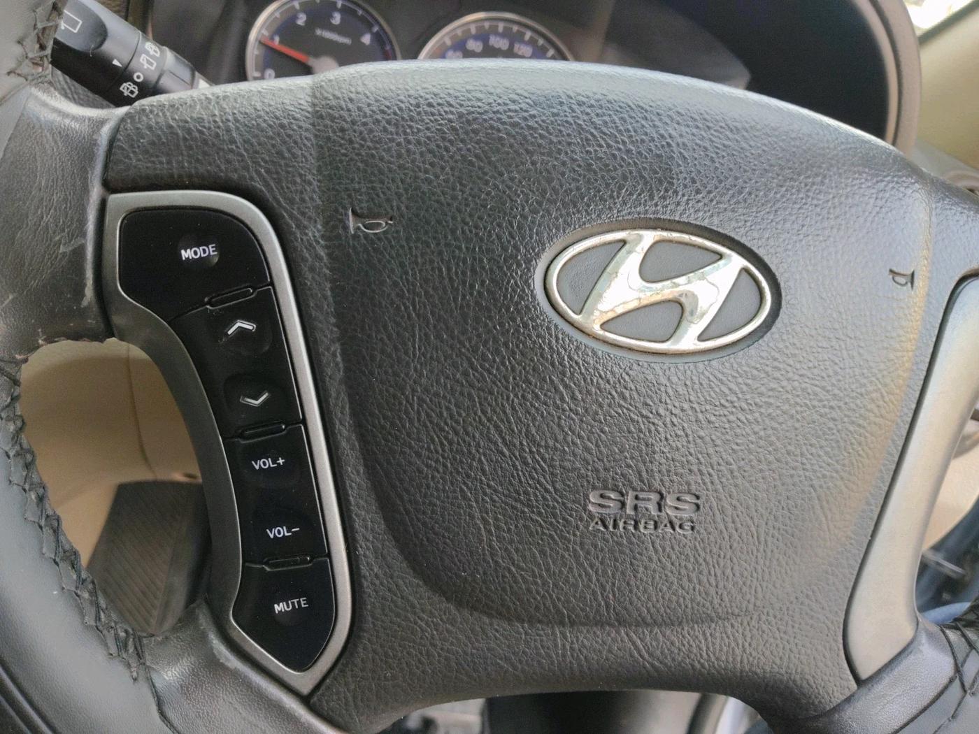 2011 Hyundai Santa Fe 2 WD, Diesel, Manual, 1,35,140 km, interior