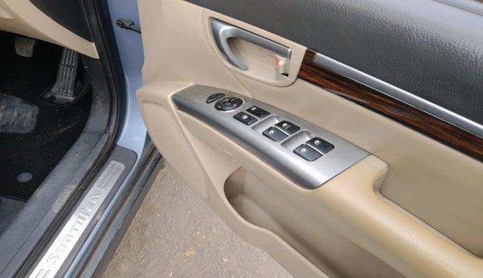 2011 Hyundai Santa Fe 2 WD, Diesel, Manual, 1,35,140 km, interior