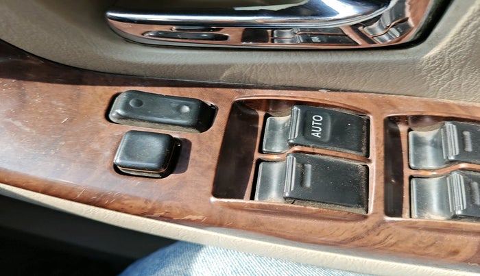 2012 Toyota Innova VX 2.5 8 STR, Diesel, Manual, 1,34,978 km, interior