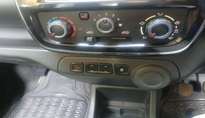 2016 Renault Kwid RXT 0.8, Petrol, Manual, 26,191 km, interior