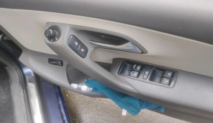 2012 Volkswagen Vento HIGHLINE DIESEL 1.6, Diesel, Manual, 1,93,325 km, interior