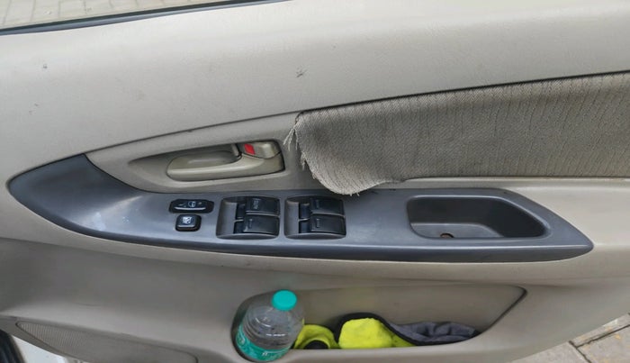 2011 Toyota Innova 2.5 G4 7 STR, Diesel, Manual, 1,30,182 km, interior