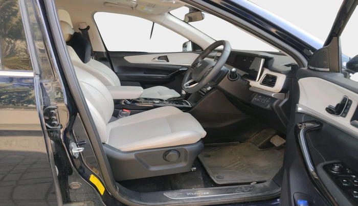 2024 Mahindra XUV700 AX 7 LUXURY D AT 7 STR, Diesel, Automatic, 24,491 km, interior