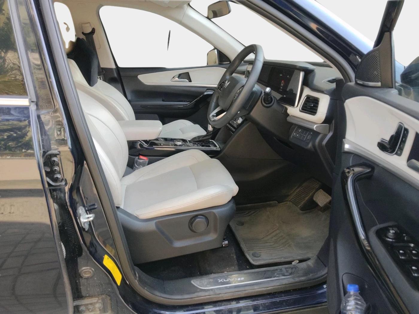 2024 Mahindra XUV700 AX 7 LUXURY D AT 7 STR, Diesel, Automatic, 24,491 km, interior