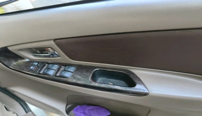 2015 Toyota Innova 2.5 VX 8 STR, Diesel, Manual, 1,00,852 km, interior