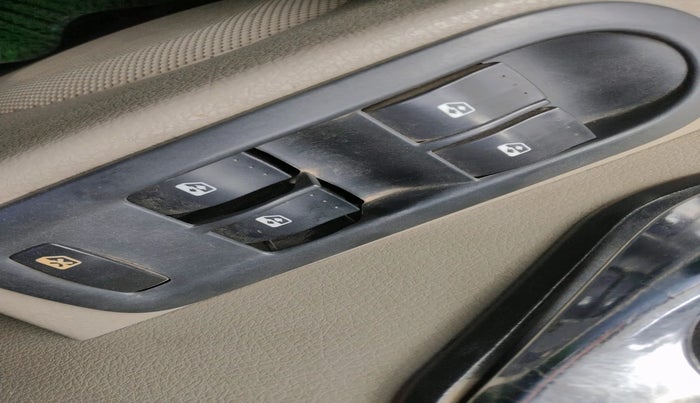 2014 Nissan Terrano XV D THP PREMIUM 110 PS, Diesel, Manual, 1,63,950 km, interior