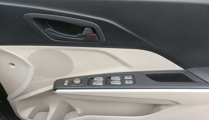 2022 Mahindra XUV300 W6 1.2 PETROL, Petrol, Manual, 26,433 km, interior