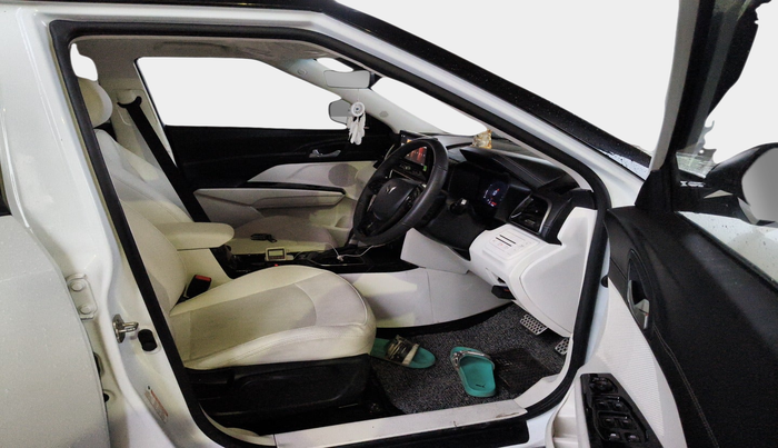 2024 Mahindra XUV 3XO AX7L 1.2 Petrol AT, Petrol, Automatic, 4,166 km, interior