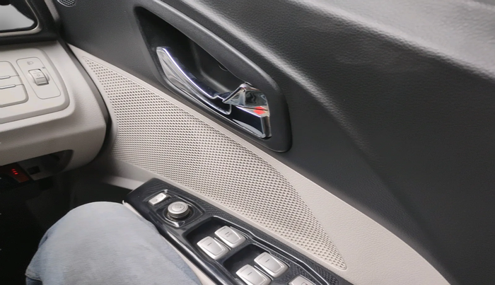 2019 Mahindra XUV300 W8 1.5 DIESEL AMT, Diesel, Automatic, 72,918 km, interior