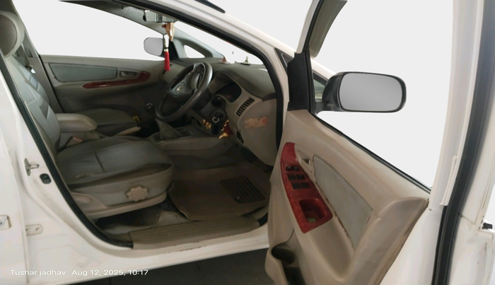 2010 Toyota Innova 2.5 G4 8 STR, Diesel, Manual, 1,70,299 km, interior