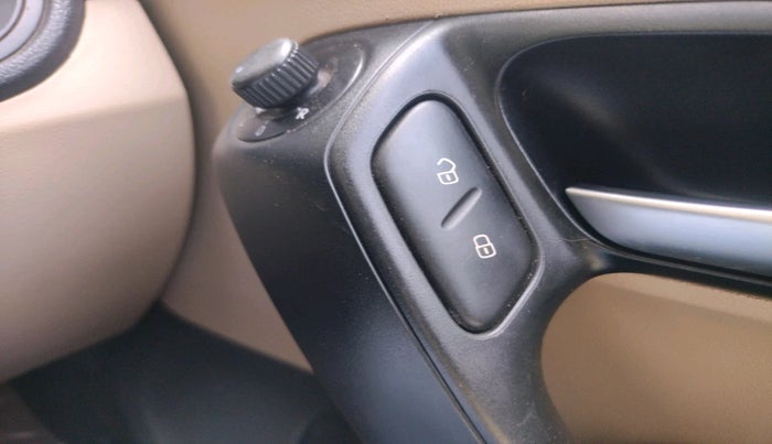 2015 Volkswagen Polo HIGHLINE1.2L, Petrol, Manual, 48,151 km, interior