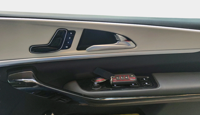 2023 Mahindra XUV700 AX 7 P AT 7 STR, Petrol, Automatic, 22,068 km, interior