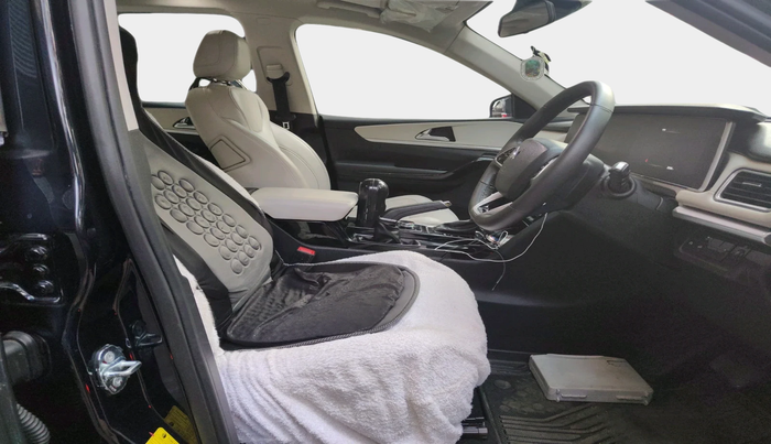 2023 Mahindra XUV700 AX 7 P AT 7 STR, Petrol, Automatic, 22,068 km, interior