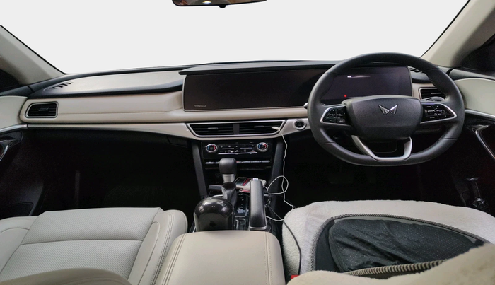 2023 Mahindra XUV700 AX 7 P AT 7 STR, Petrol, Automatic, 22,068 km, interior