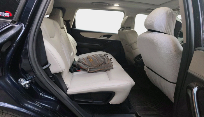 2023 Mahindra XUV700 AX 7 P AT 7 STR, Petrol, Automatic, 22,068 km, interior