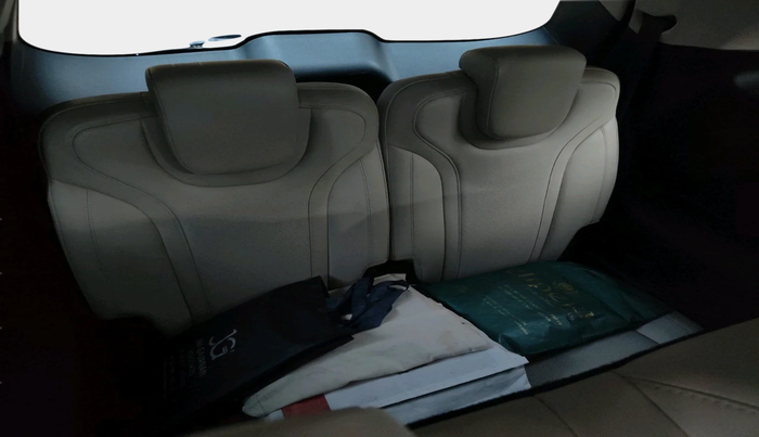 2023 Mahindra XUV700 AX 7 P AT 7 STR, Petrol, Automatic, 22,068 km, interior