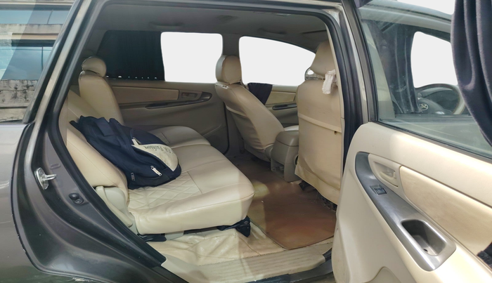 2014 Toyota Innova 2.5 GX 8 STR, Diesel, Manual, 2,69,746 km, interior