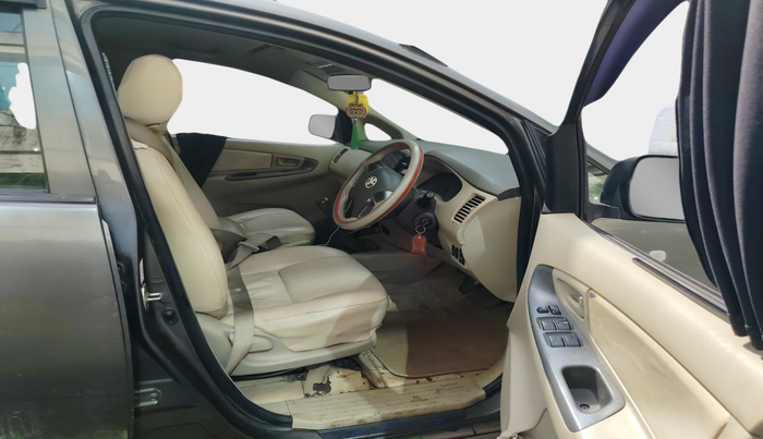2014 Toyota Innova 2.5 GX 8 STR, Diesel, Manual, 2,69,746 km, interior