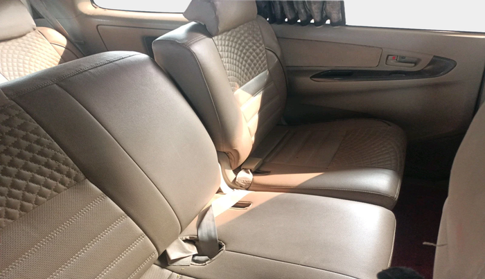 2011 Toyota Innova 2.5 G4 8 STR, Diesel, Manual, 1,57,827 km, interior