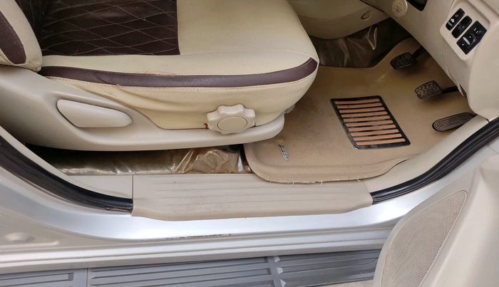 2012 Toyota Innova GX 2.5 8 STR, Diesel, Manual, 1,94,596 km, interior