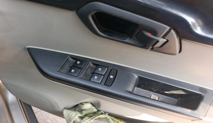 2017 Mahindra Kuv100 K4 6 STR, Petrol, Manual, 59,307 km, interior