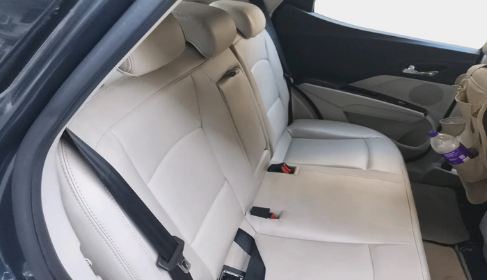 2022 Mahindra XUV300 W8 (O) 1.5 DIESEL AMT, Diesel, Automatic, 82,718 km, interior