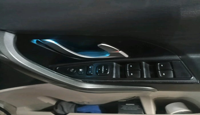 2016 Mahindra XUV500 W6, Diesel, Manual, 1,58,412 km, interior