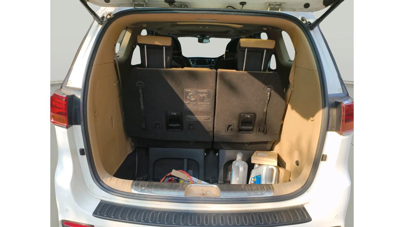 2020 KIA CARNIVAL LIMOUSINE 2.2 7 STR, Diesel, Automatic, 1,34,000 km, exterior