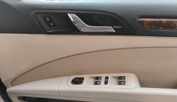 2015 Skoda Superb ELEGANCE 2.0 TDI CR AT, Diesel, Automatic, 1,00,689 km, interior