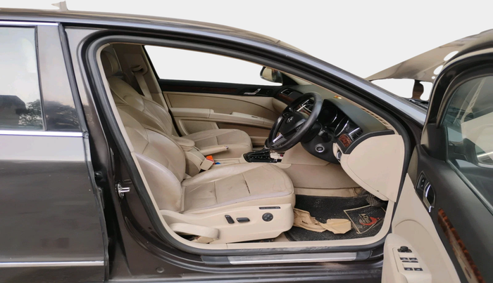 2015 Skoda Superb ELEGANCE 2.0 TDI CR AT, Diesel, Automatic, 1,00,689 km, interior