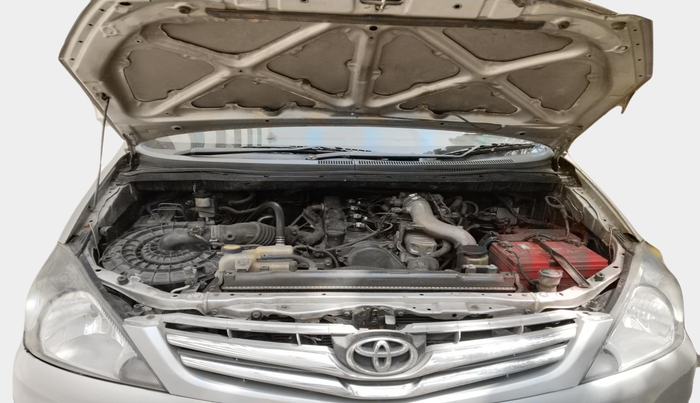 2011 Toyota Innova V 2.5 8 STR, Diesel, Manual, 1,27,516 km, exterior