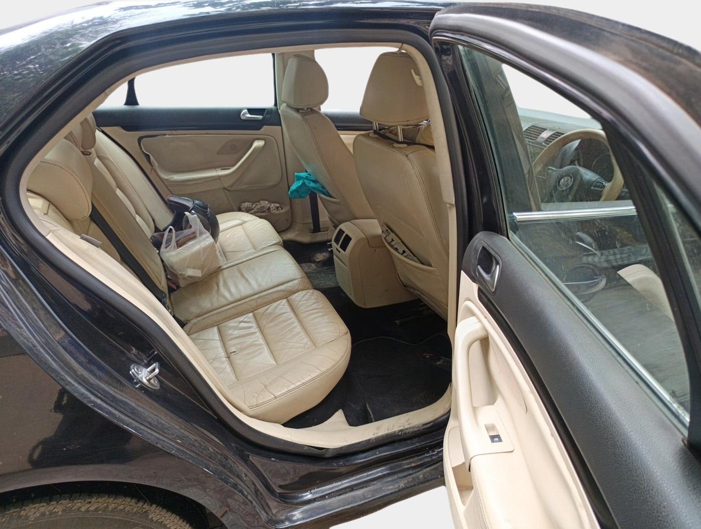 2010 Volkswagen Jetta COMFORTLINE 2.0L TDI, Diesel, Manual, 1,10,305 km, interior