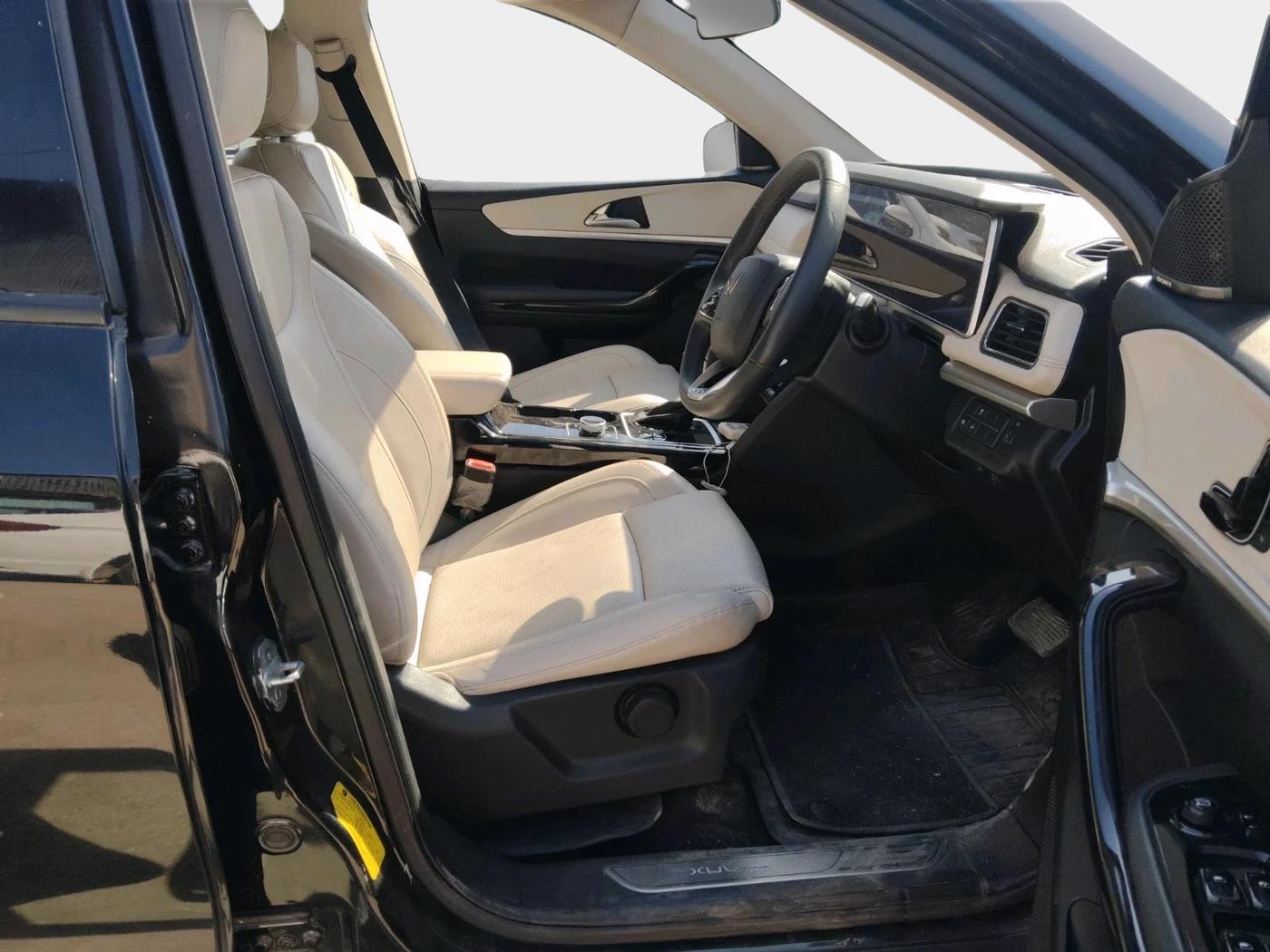 2024 Mahindra XUV700 AX 7 LUXURY D AT 7 STR, Diesel, Automatic, 14,919 km, interior