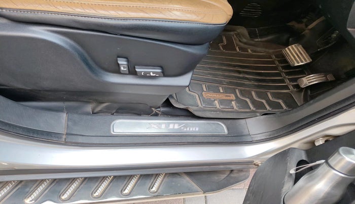 2018 Mahindra XUV500 W11 AT, Diesel, Automatic, 1,07,566 km, interior