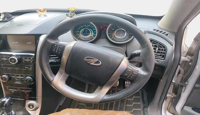 2018 Mahindra XUV500 W11 AT, Diesel, Automatic, 1,07,566 km, interior