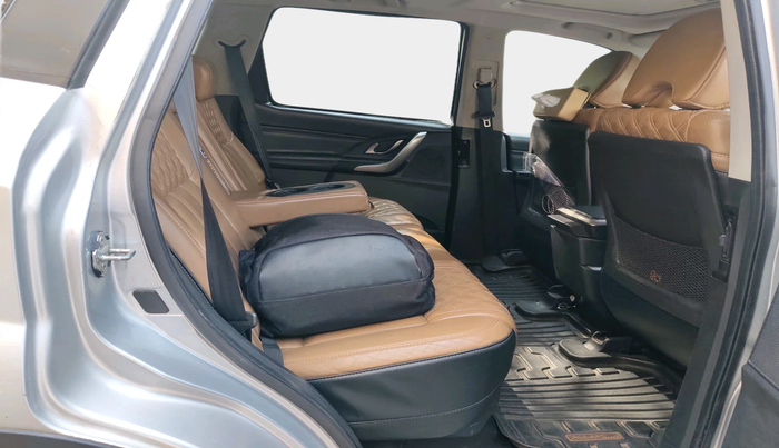 2018 Mahindra XUV500 W11 AT, Diesel, Automatic, 1,07,566 km, interior