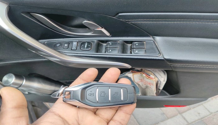 2018 Mahindra XUV500 W11 AT, Diesel, Automatic, 1,07,566 km, interior