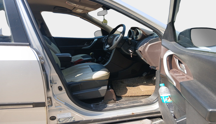 2014 Mahindra XUV500 W6, Diesel, Manual, 1,44,339 km, interior