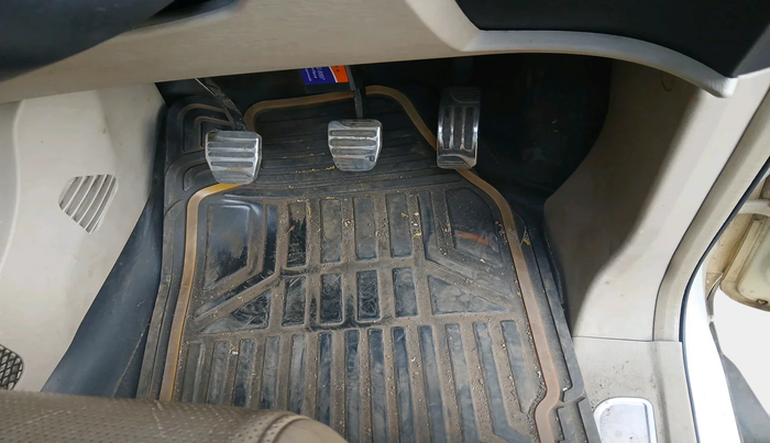 2015 Mahindra XUV500 W10, Diesel, Manual, 1,21,993 km, interior