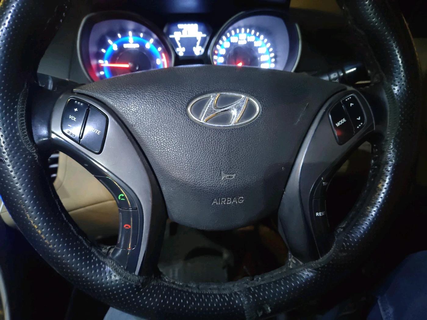 2014 Hyundai New Elantra 1.6 S MT DIESEL, Diesel, Manual, 1,03,000 km, interior