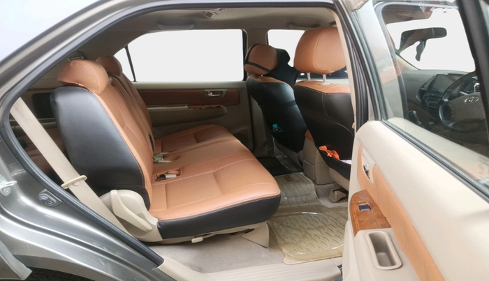 2010 Toyota Fortuner 3.0 4X4 MT, Diesel, Manual, 1,60,862 km, interior