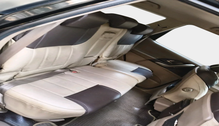 2014 Mahindra XUV500 W6, Diesel, Manual, 1,26,505 km, interior