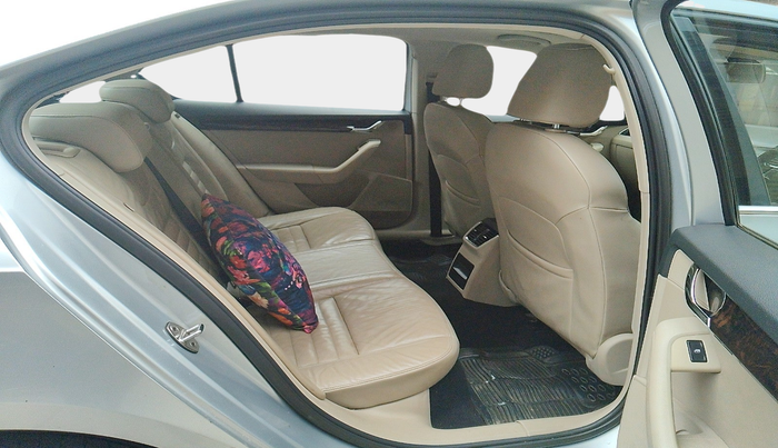 2015 Skoda Octavia 2.0 TDI CR STYLE PLUS AT, Diesel, Automatic, 2,09,904 km, interior