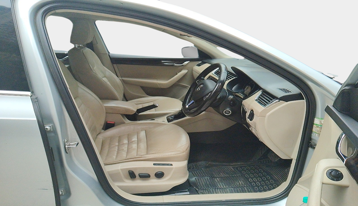 2015 Skoda Octavia 2.0 TDI CR STYLE PLUS AT, Diesel, Automatic, 2,09,904 km, interior