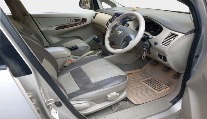 2014 Toyota Innova 2.5 VX 8 STR, Diesel, Manual, 1,12,081 km, interior