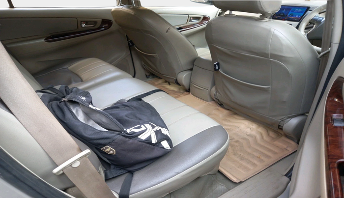 2014 Toyota Innova 2.5 VX 8 STR, Diesel, Manual, 1,12,081 km, interior